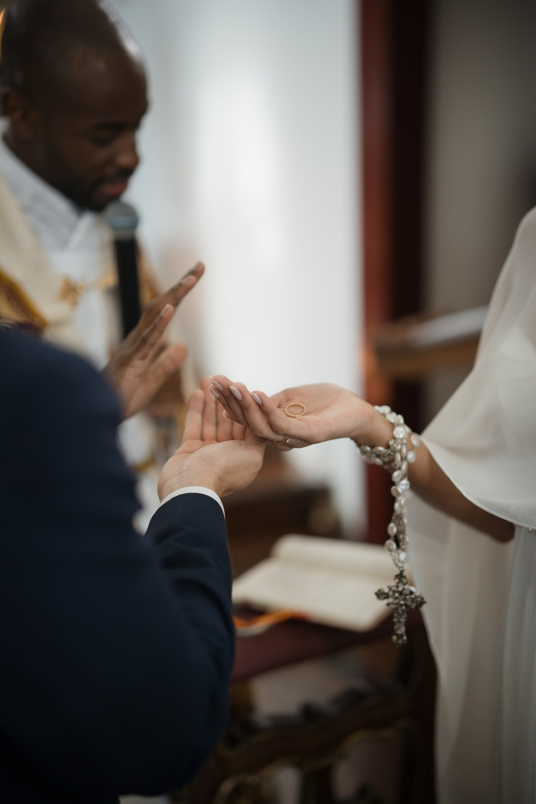 Edu e Josi Fotografia registraram o casamento religioso de Julianne e Helder na Serra da Piedade com imagens naturais, emoções verdadeiras e momentos espontâneos em Minas Gerais.