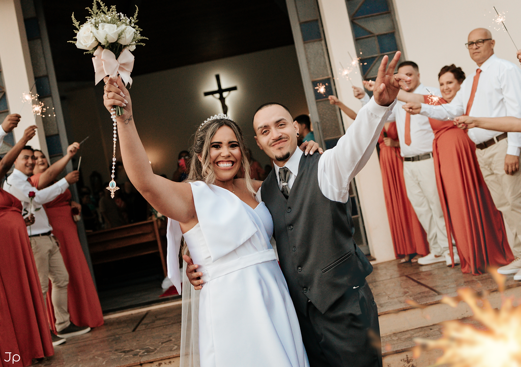 Fotógrafo registra noivos recém casados comemorando o seu casamento em Bariri