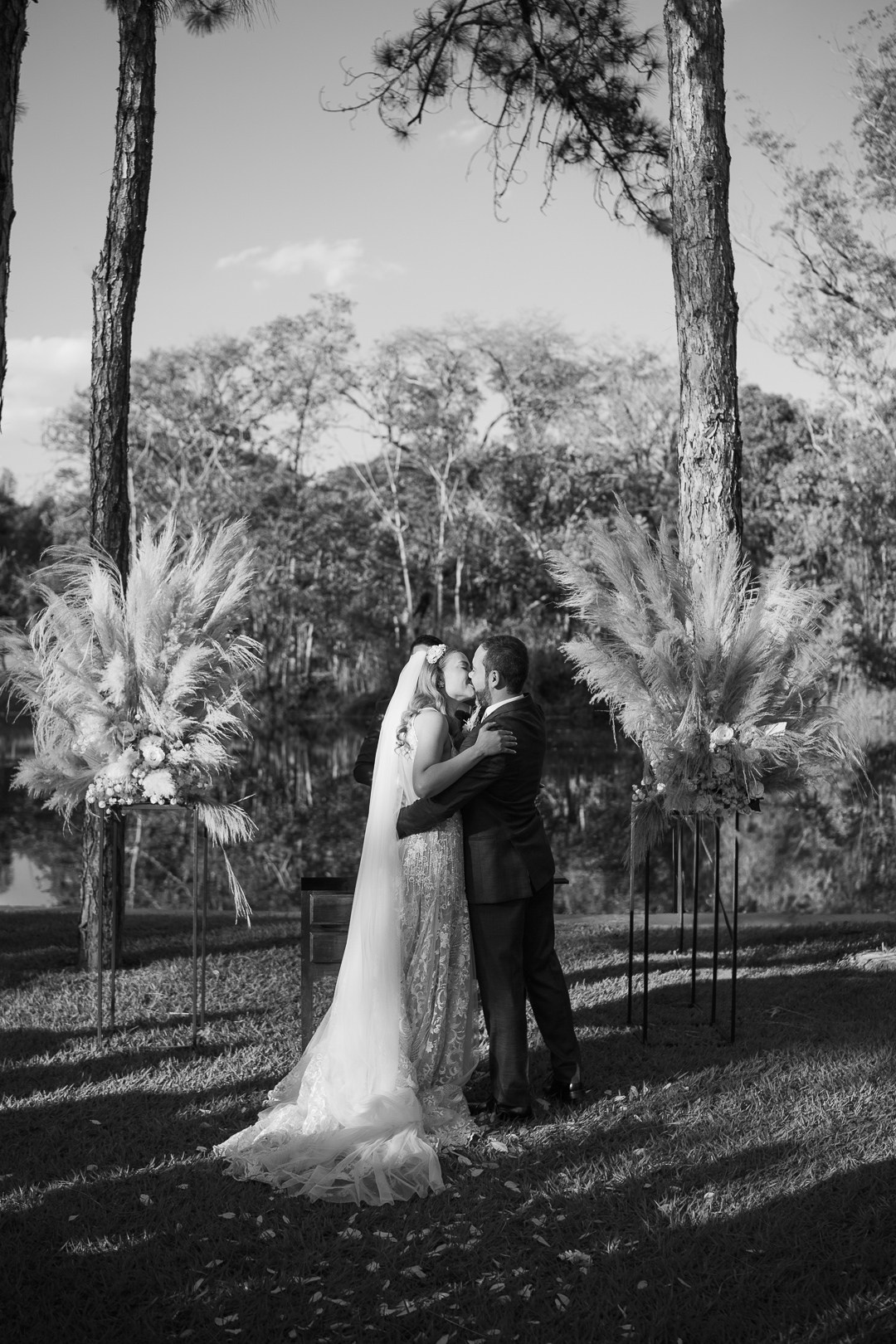 Vivian e Paulo disseram sim no Espaço Bodocó, em Betim, em um casamento boho folk cheio de verdade e emoção. A Edu e Josi Fotografia registrou cada instante com fotografia documental e olhar sensível.