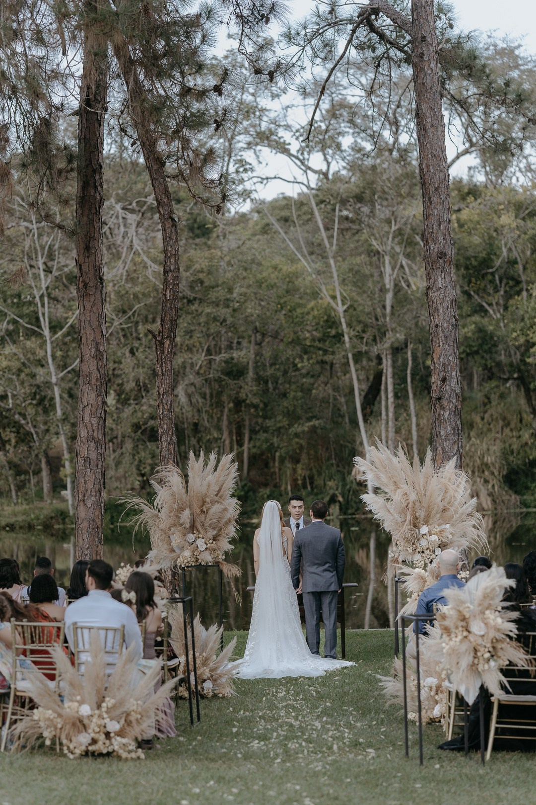 O Espaço Bodocó foi cenário do casamento documental de Vivian e Paulo em Betim. Entre referências boho e folk, a Edu e Josi Fotografia eternizou emoções reais, abraços sinceros e uma festa cheia de alegria.