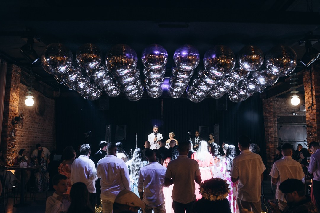 Festa animada de casamento no Olaria Eventos em Betim MG com Inga e Jack e cobertura documental da Edu e Josi Fotografia durante toda a celebração.