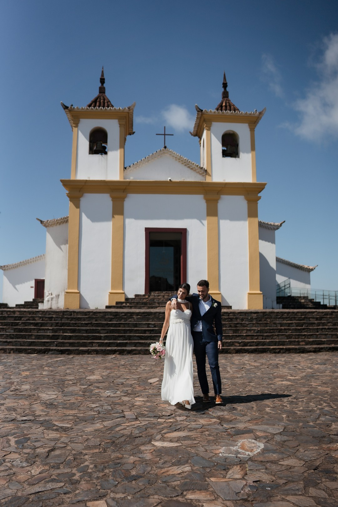 Julianne e Helder viveram uma cerimônia religiosa emocionante na Serra da Piedade em Minas Gerais com cobertura espontânea da Edu e Josi Fotografia.