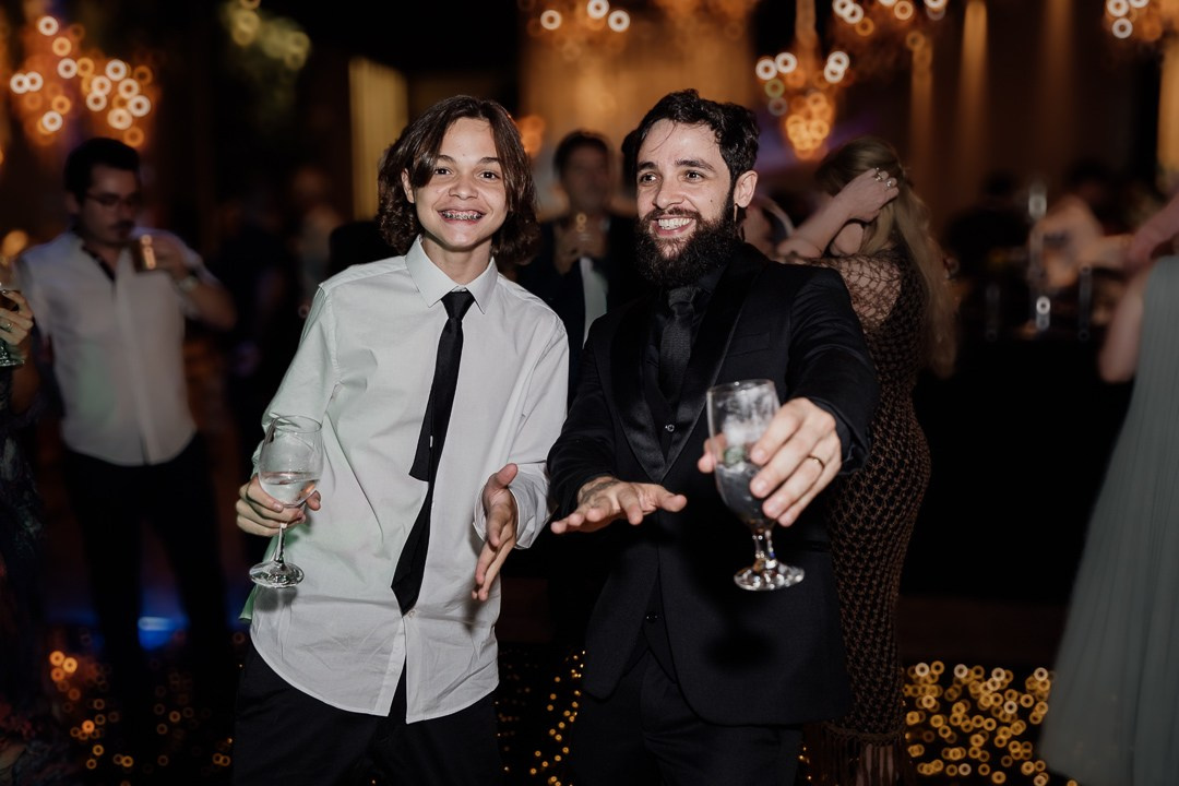 Liac Pampulha recebeu o casamento documental de Cecília e João em Belo Horizonte, com fotografias naturais, refinadas e cheias de sentimentos verdadeiros.