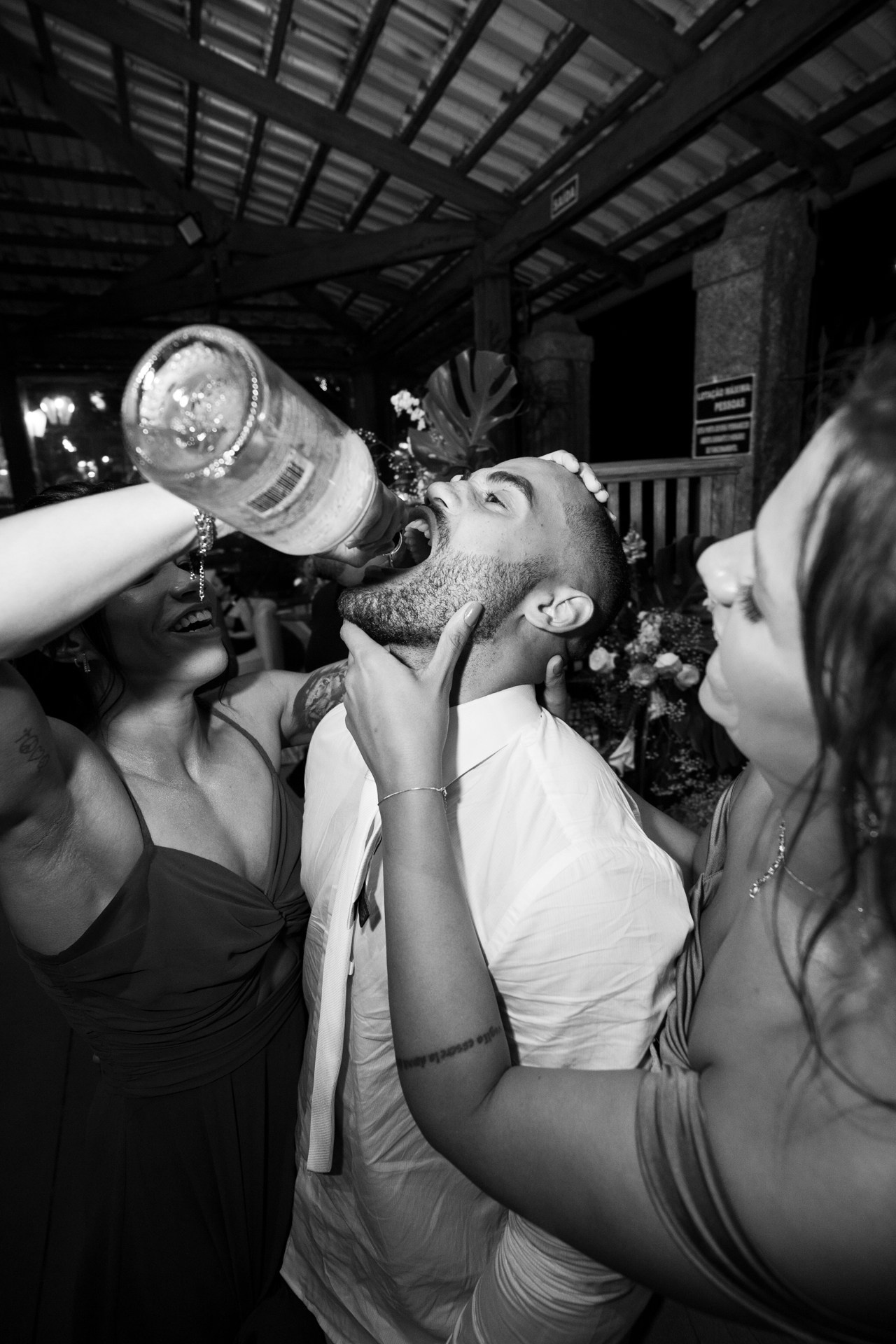 Festa de casamento de Andressa e Henrique no Vila Relicário em Ouro Preto MG com drinks, música e emoções reais registradas pela Edu e Josi Fotografia.