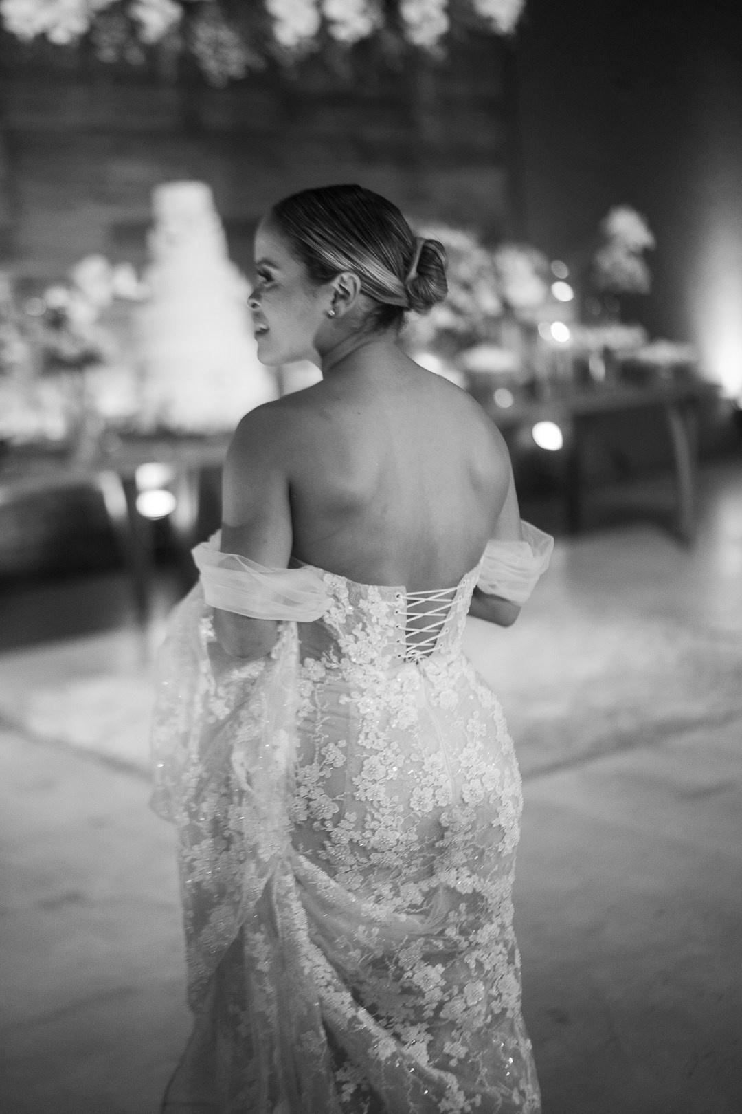 Festa elegante de casamento de Inga e Jack no Olaria Eventos em Betim MG com cobertura espontânea da Edu e Josi Fotografia e pista cheia.