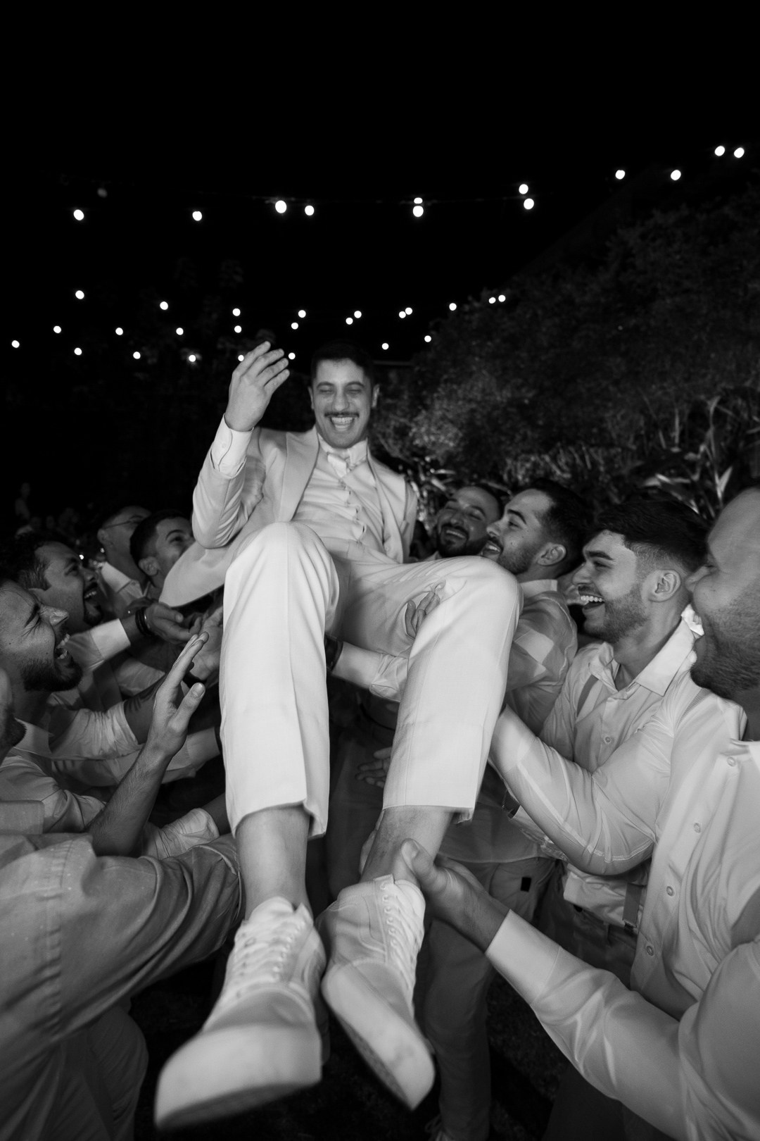 Débora e André celebraram seu casamento no Vila Rica Pampulha MG com uma festa elegante, dança animada e registros naturais da Edu e Josi Fotografia.