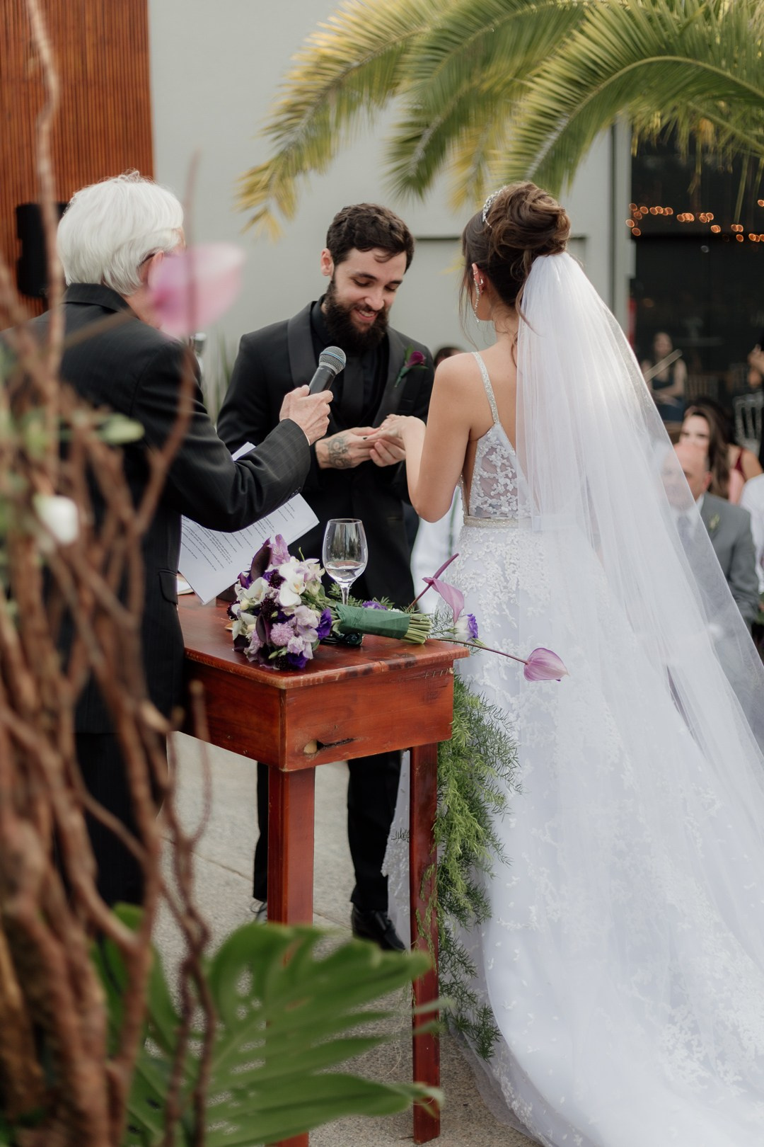 Cecília e João celebraram seu casamento no Liac Pampulha, em BH, em um dia repleto de emoções sinceras, fotografias espontâneas e registros documentais sofisticados feitos com sensibilidade e leveza.