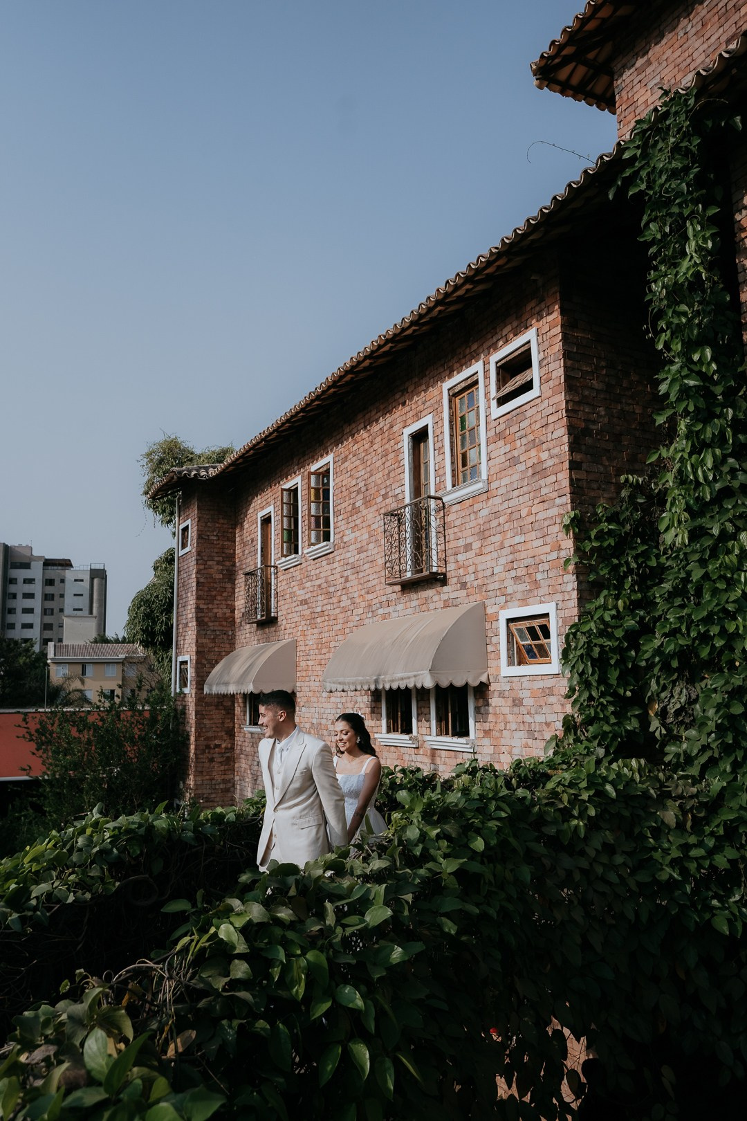 Fotografia natural de casamento de Débora e André no Vila Rica Pampulha realizada pela Edu e Josi Fotografia em um cenário de final de tarde.