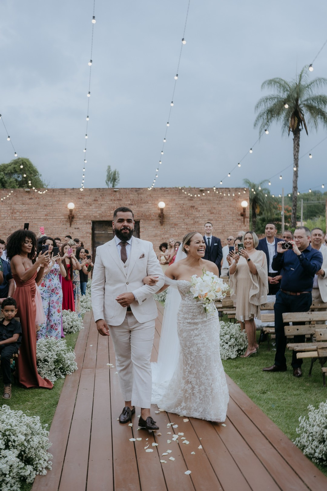 Inga e Jack celebraram um casamento intimista no Olaria Eventos em Betim MG com cobertura espontânea da Edu e Josi Fotografia.