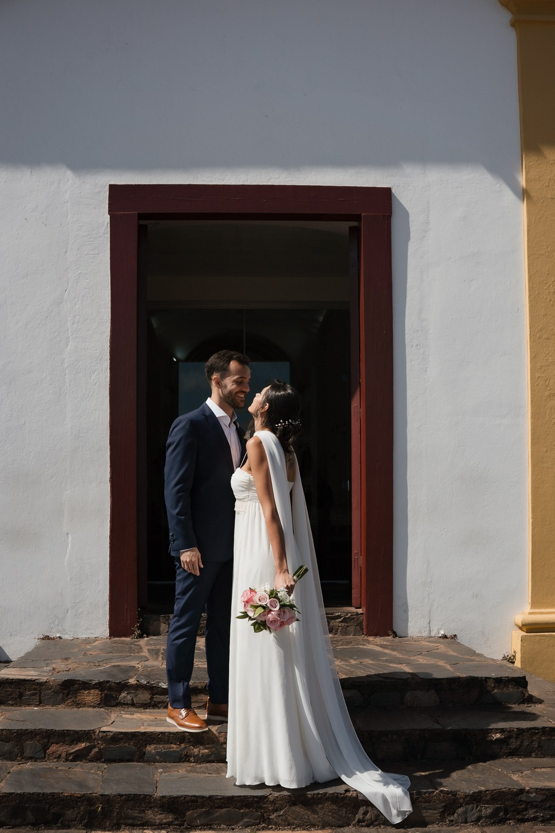 Julianne e Helder tiveram um casamento emocionante na Capela da Serra da Piedade com registros documentais feitos pela Edu e Josi Fotografia em Minas Gerais.