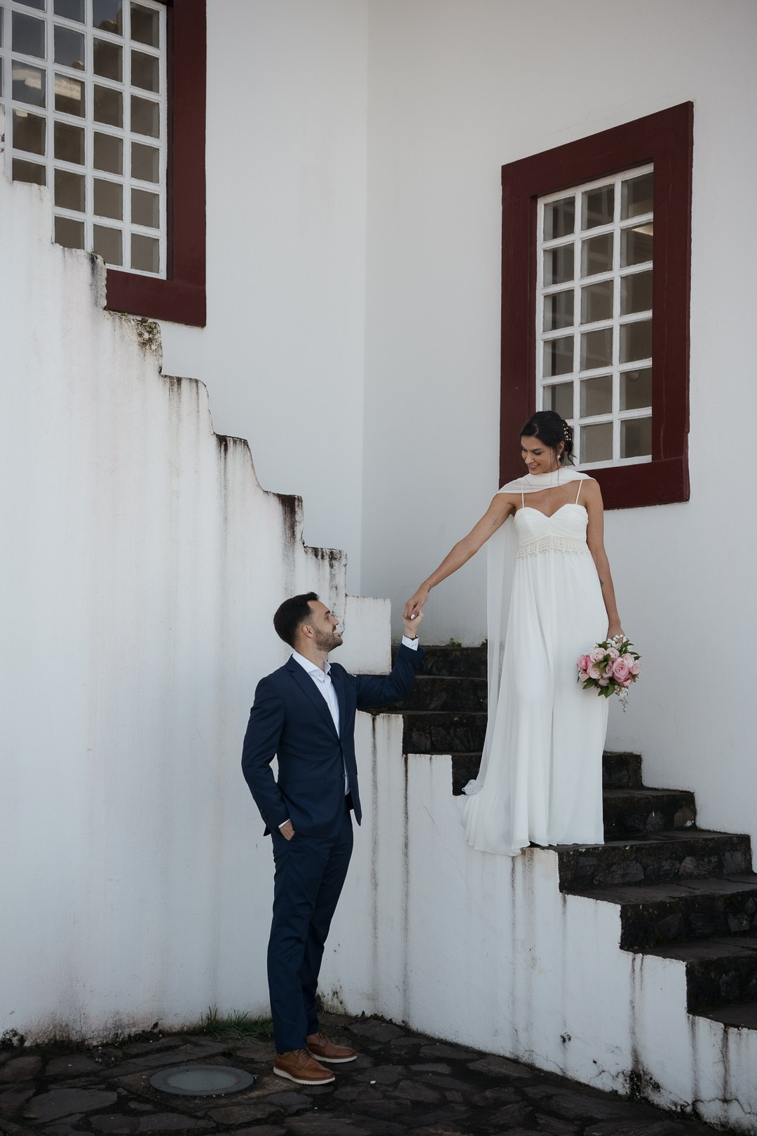 Fotografia documental de casamento na Serra da Piedade com Julianne e Helder realizada pela Edu e Josi Fotografia. Um casamento emocionante no Santuário de Nossa Senhora da Piedade.