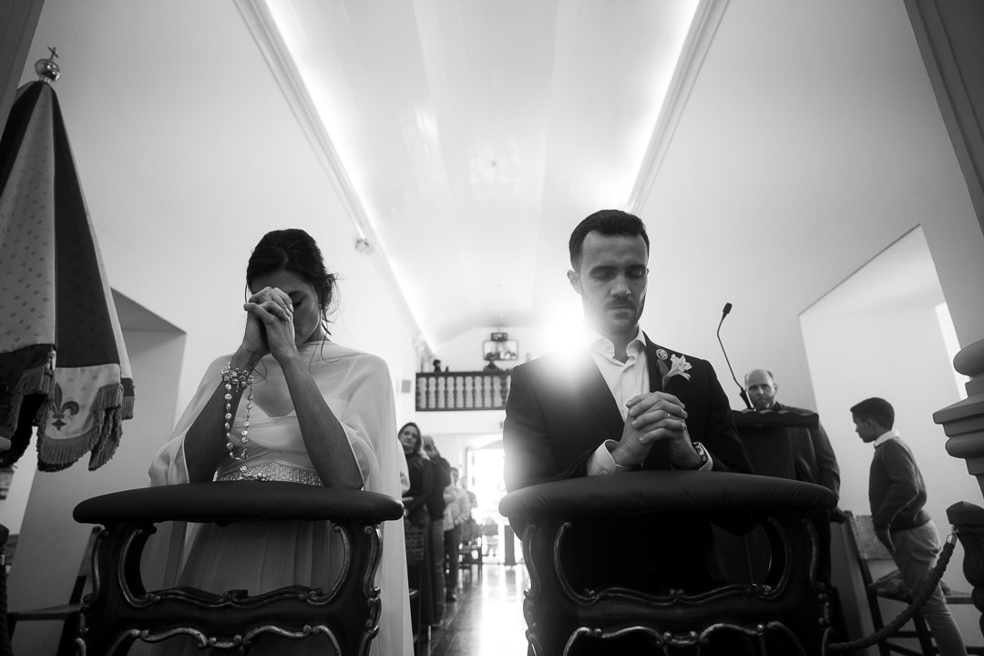 Julianne e Helder celebraram um casamento documental na Serra da Piedade com registros espontâneos e sofisticados feitos pela Edu e Josi Fotografia em Minas Gerais.
