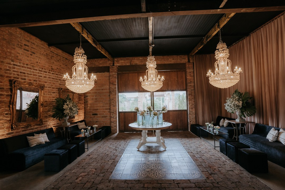 Casamento documental de Inga e Jack no Olaria Eventos em Betim MG registrado pela Edu e Josi Fotografia. Fotografias naturais, espontâneas e emocionantes em uma cerimônia elegante cheia de emoção em Minas Gerais.