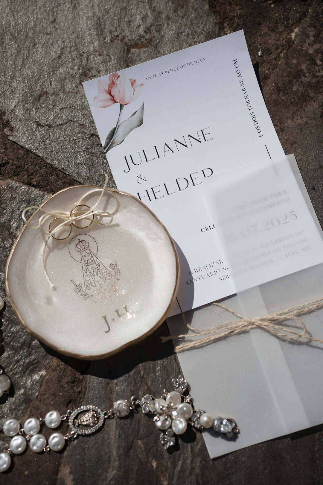 Julianne e Helder celebraram um casamento emocionante no Santuário de Nossa Senhora da Piedade na Serra da Piedade com cobertura da Edu e Josi Fotografia. Fotografias espontâneas, leves e elegantes em Minas Gerais.