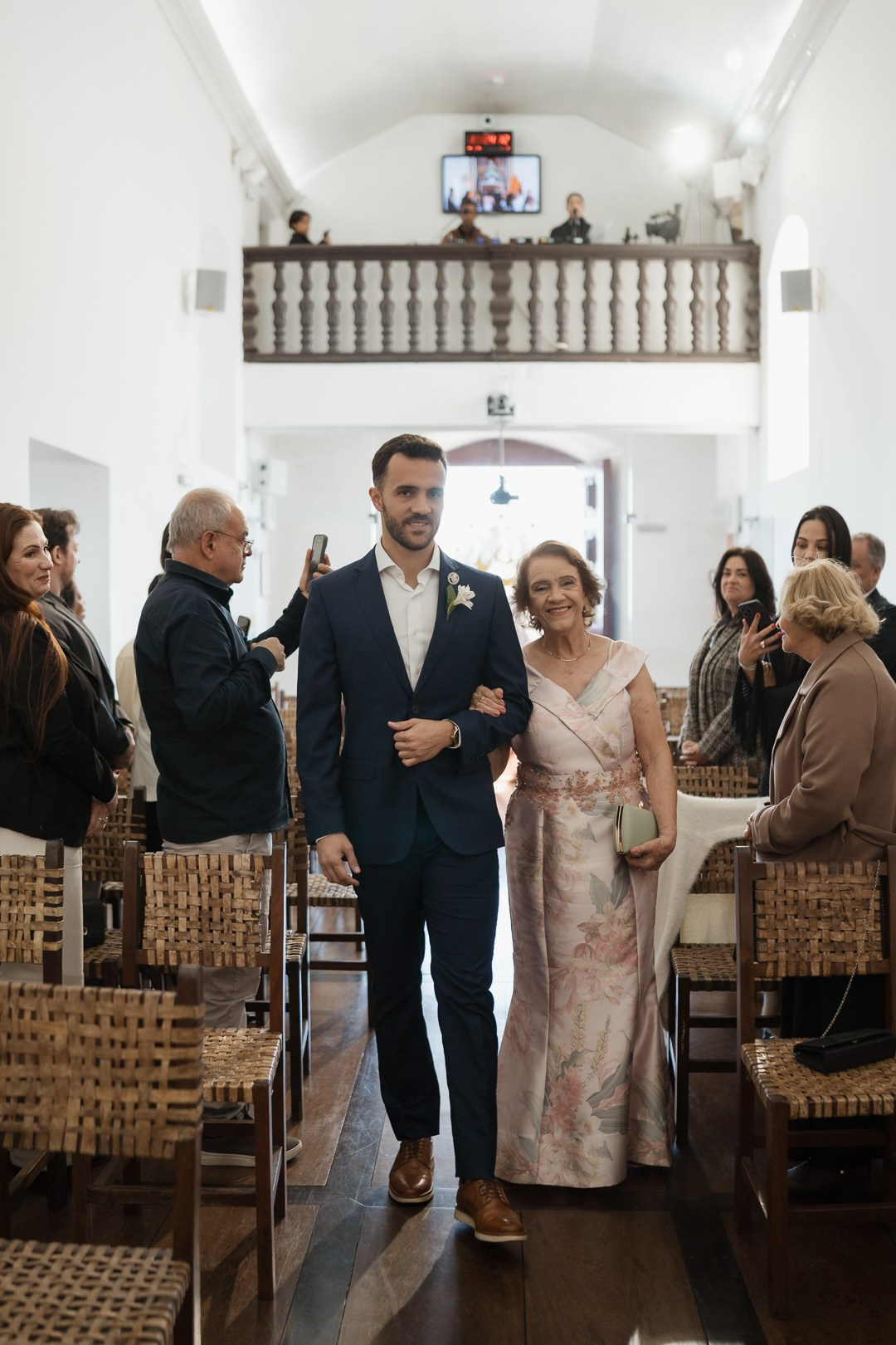 Julianne e Helder tiveram um casamento emocionante na Capela da Serra da Piedade com fotografia documental elegante da Edu e Josi Fotografia.