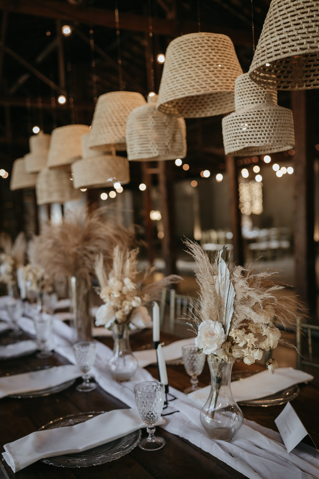 Vivian e Paulo viveram um casamento leve e cheio de verdade no Espaço Bodocó, em Betim. A estética boho folk trouxe personalidade à celebração registrada pela Edu e Josi Fotografia em uma narrativa documental e natural.