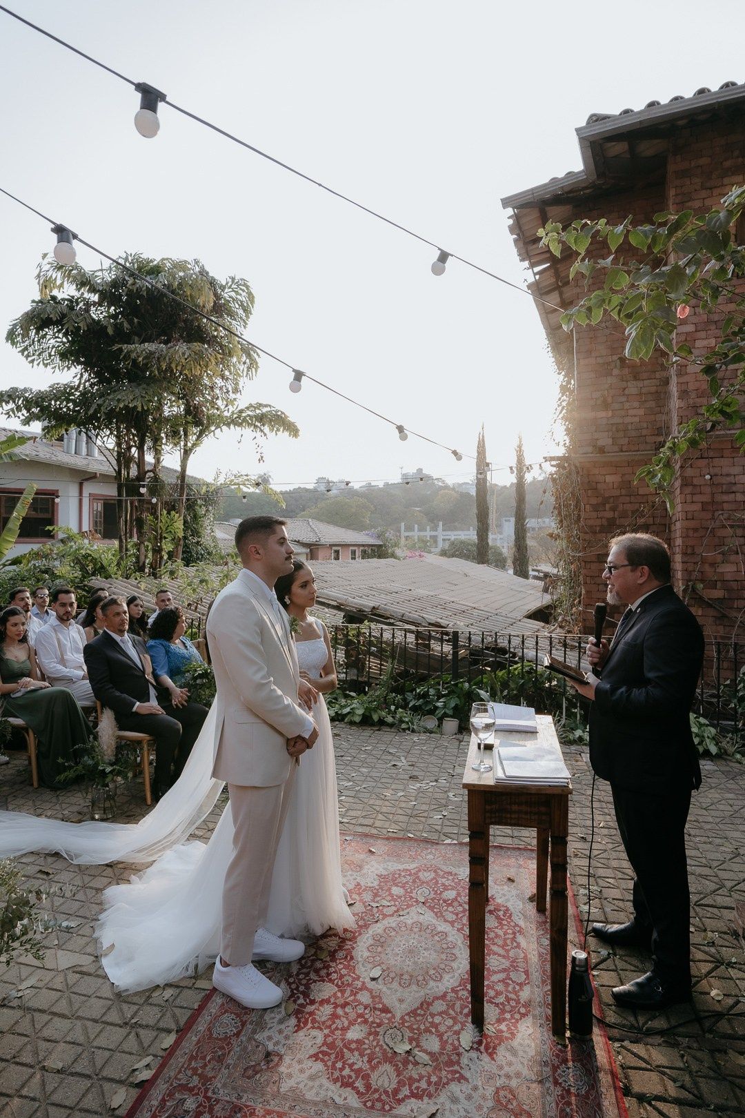 Débora e André viveram um casamento emocionante em Belo Horizonte no Vila Rica Pampulha registrado pela Edu e Josi Fotografia com pôr do sol incrível.