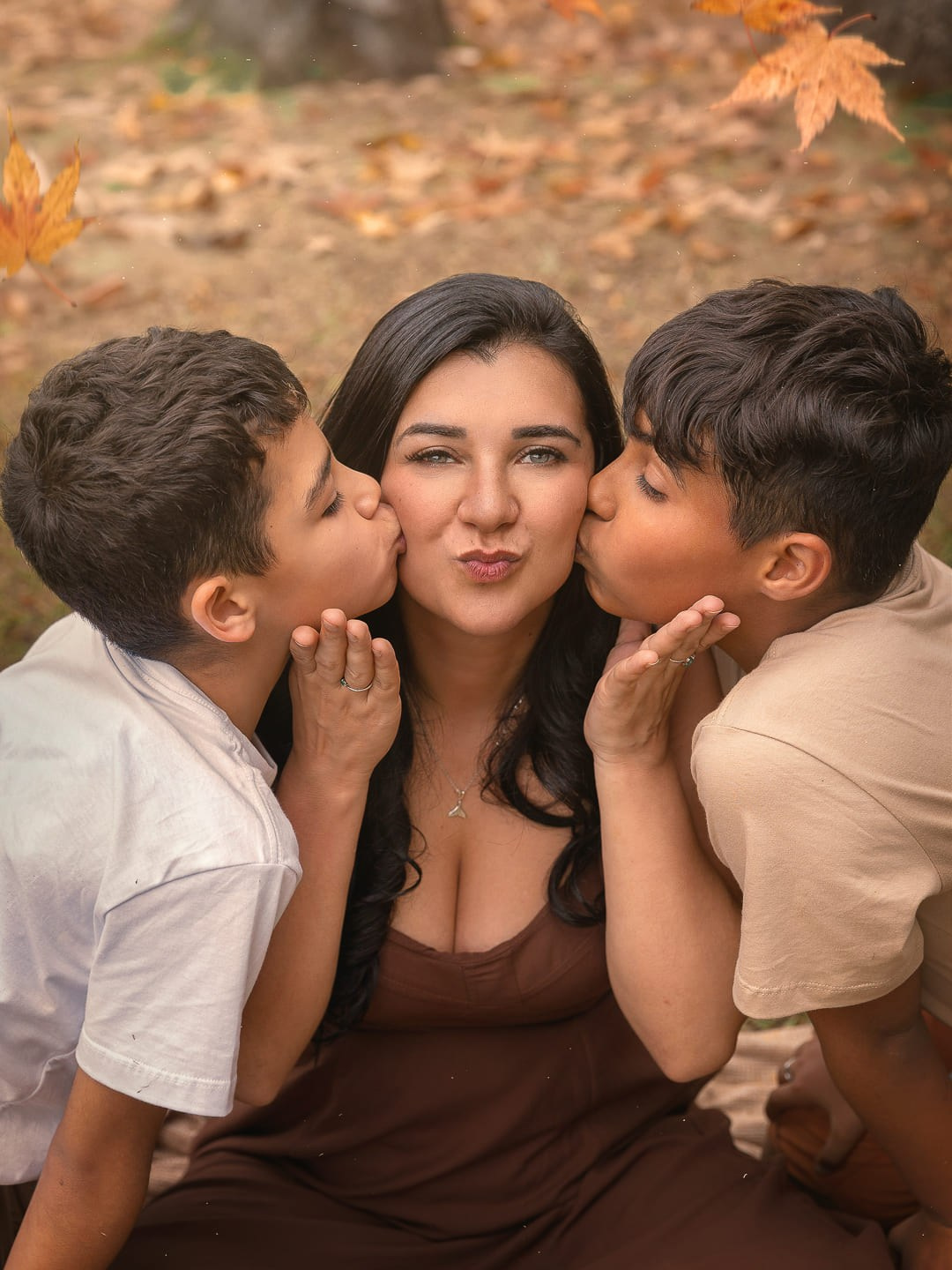 Ensaio de família no Parque da Independência, em São Paulo, registrando a conexão entre mãe e filhos. Fotografia de família natural e afetiva para transformar momentos juntos em memórias.