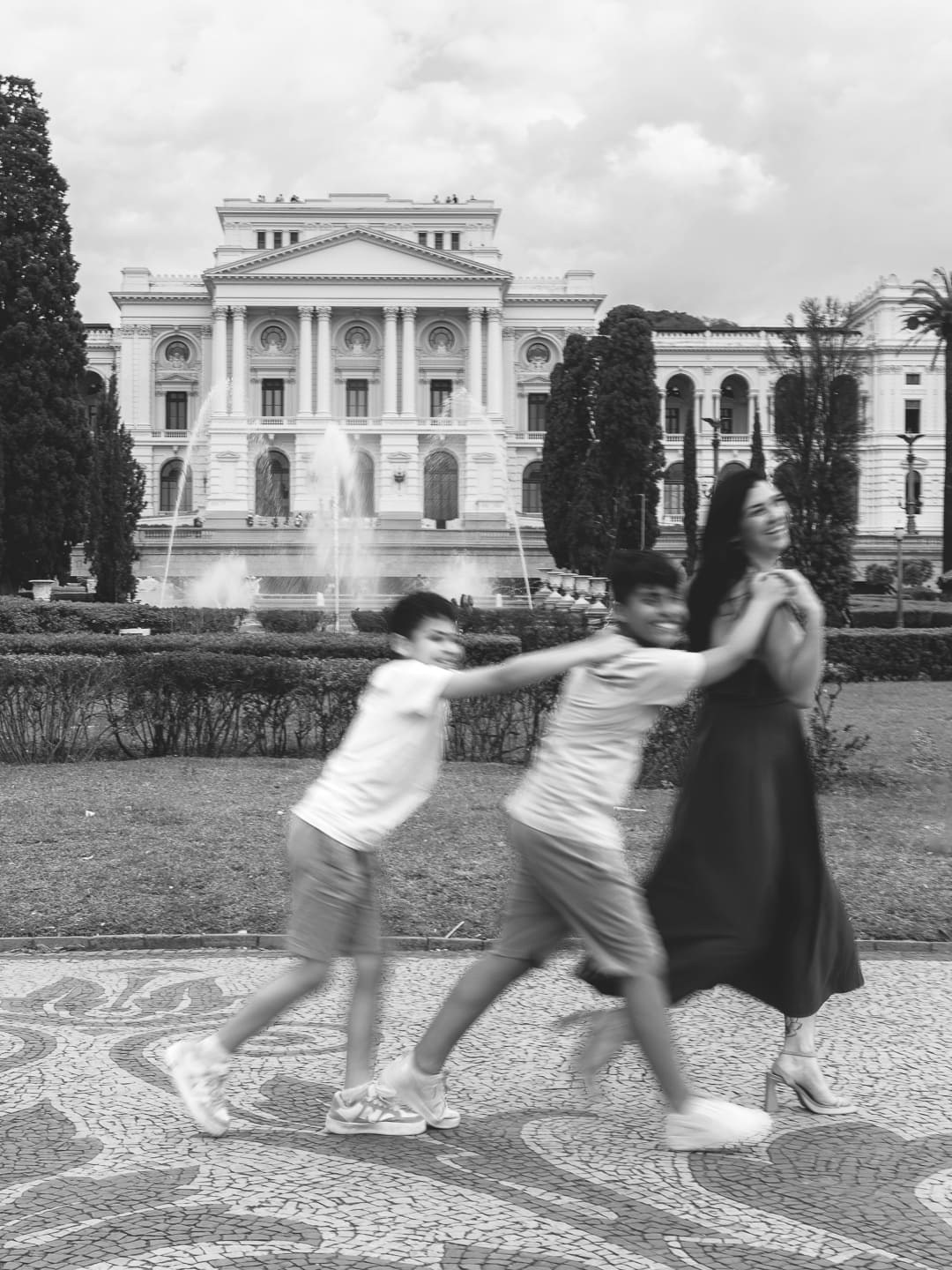 Ensaio externo de mãe e filhos no Parque da Independência, São Paulo. Fotografia de família com registros espontâneos, leves e cheios de conexão para preservar memórias especiais.