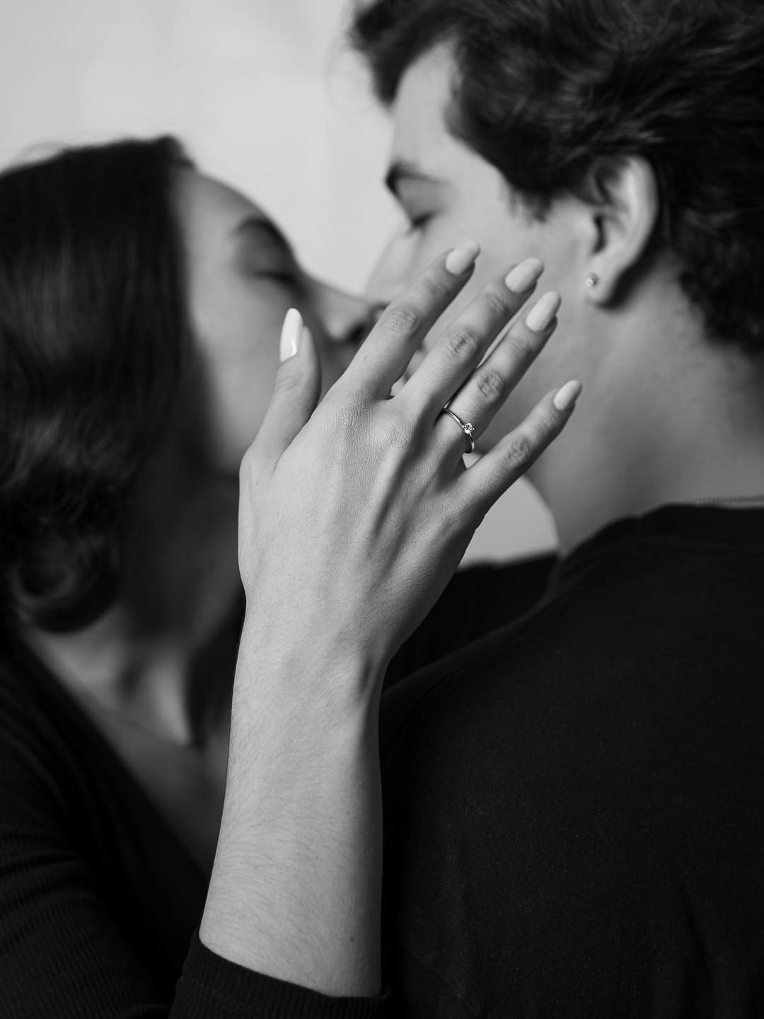 Ensaio de casal em estúdio em São Paulo para registrar amor, conexão e cumplicidade. Fotografia de casal com retratos naturais e autênticos para guardar essa fase da história a dois.