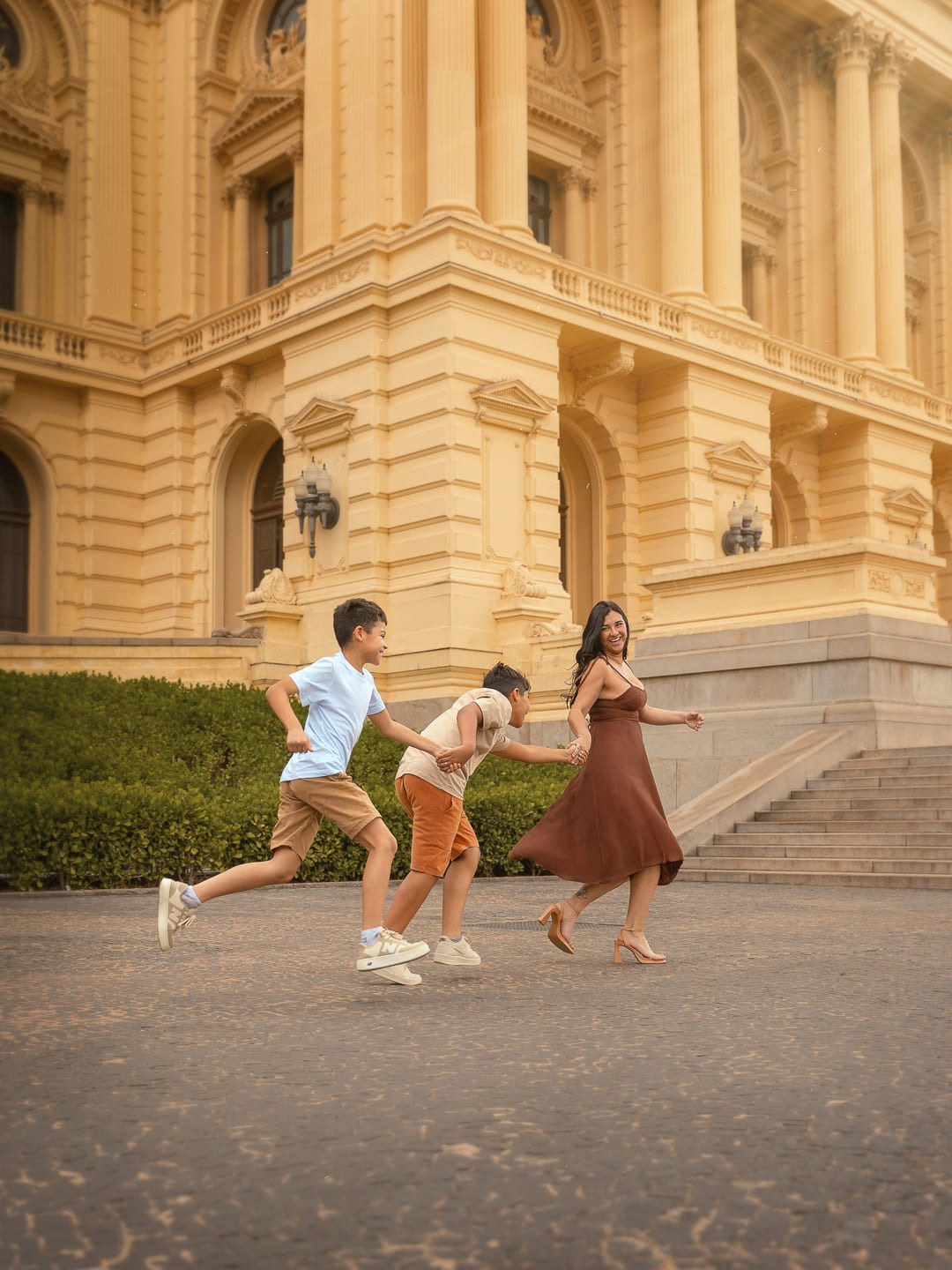 Ensaio de família no Parque da Independência, em São Paulo, registrando a conexão entre mãe e filhos. Fotografia de família natural e afetiva para transformar momentos juntos em memórias.