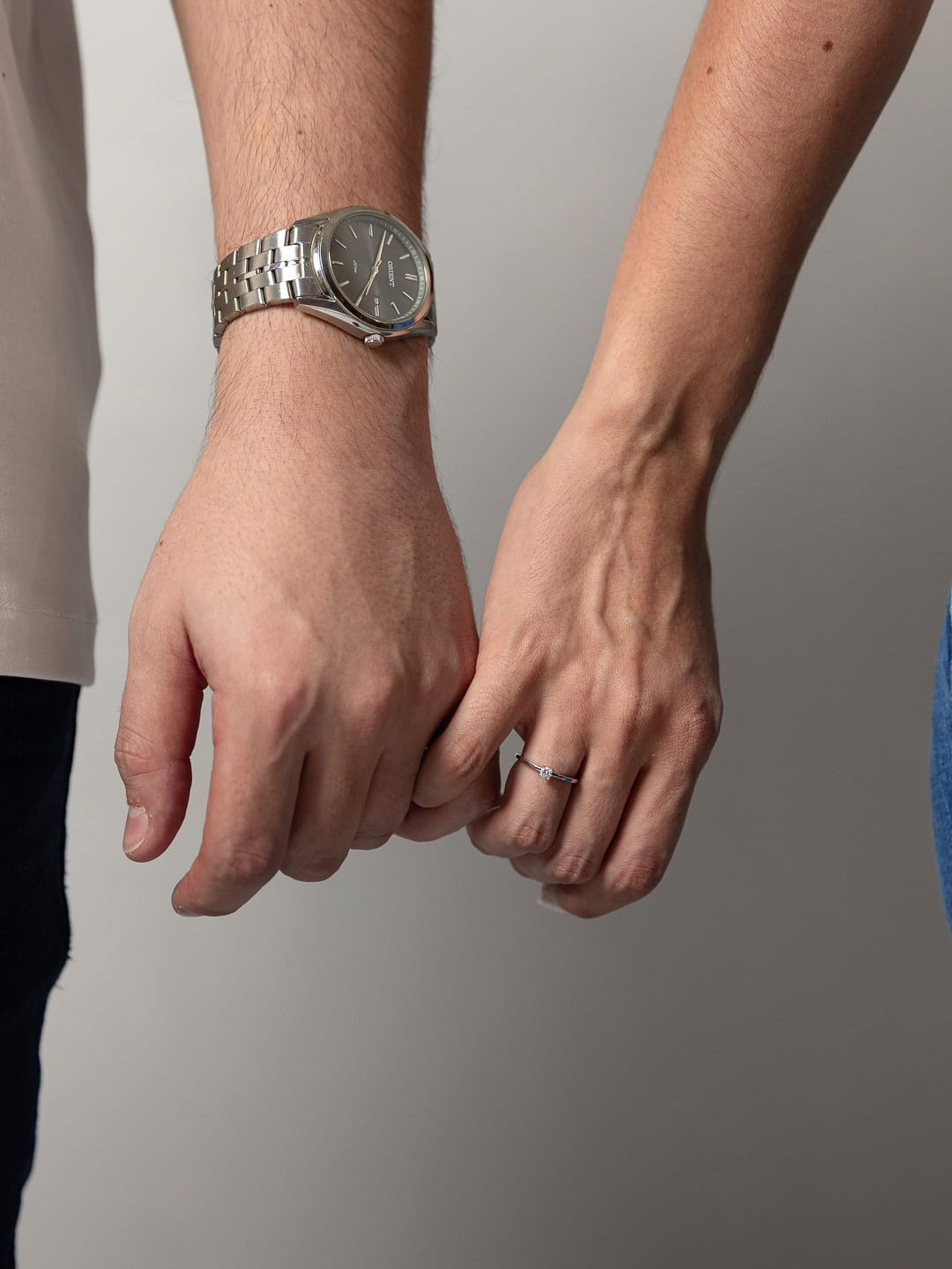 Ensaio fotográfico de casal em São Paulo, realizado em estúdio. Retratos românticos e naturais que valorizam a história, a personalidade e a conexão de cada casal.