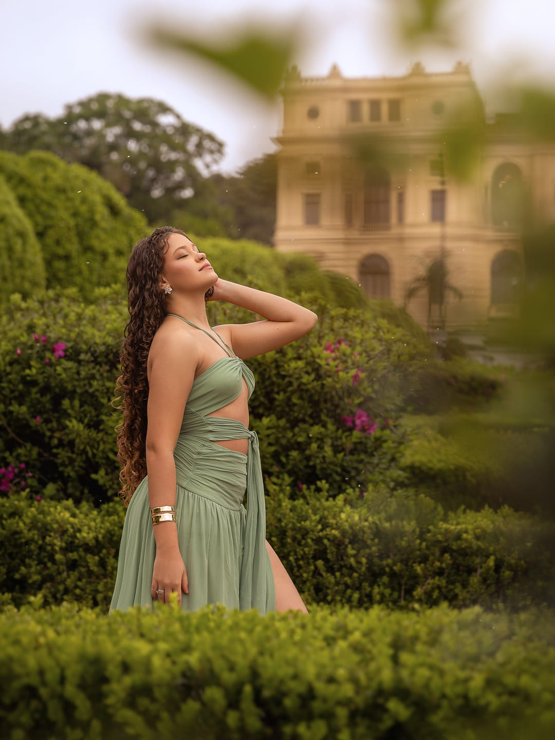 Ensaio de aniversário no Parque da Independência, São Paulo. Retratos femininos ao ar livre para celebrar sua história, sua beleza e autoestima em um momento especial.