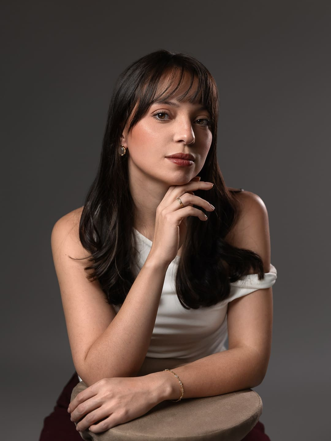Ensaio corporativo feminino em estúdio no Tucuruvi, São Paulo, para advogada. Retratos profissionais que transmitem credibilidade, confiança e autoridade, fortalecendo sua imagem profissional e presença digital.
