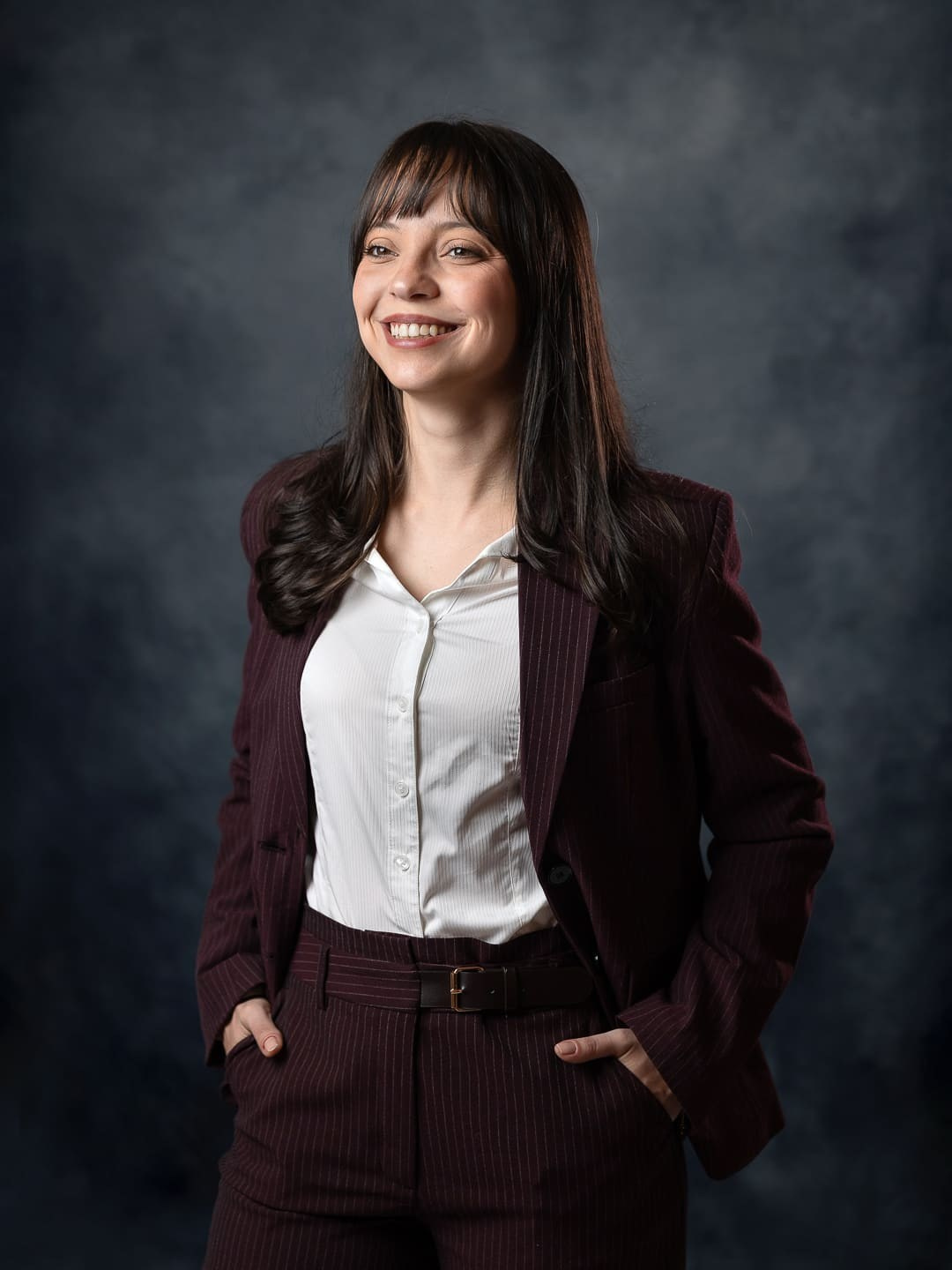 Ensaio corporativo feminino em estúdio no Tucuruvi, São Paulo, para advogada. Retratos profissionais que transmitem credibilidade, confiança e autoridade, fortalecendo sua imagem profissional e presença digital.