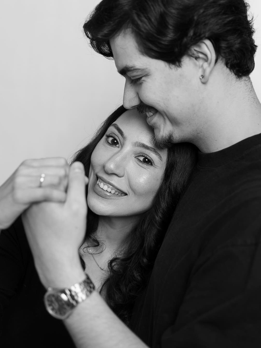 Ensaio fotográfico de casal em São Paulo, realizado em estúdio. Retratos românticos e naturais que valorizam a história, a personalidade e a conexão de cada casal.
