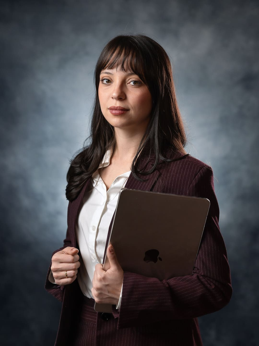 Ensaio corporativo feminino em estúdio no Tucuruvi, São Paulo, para advogada. Retratos profissionais que transmitem credibilidade, confiança e autoridade, fortalecendo sua imagem profissional e presença digital.