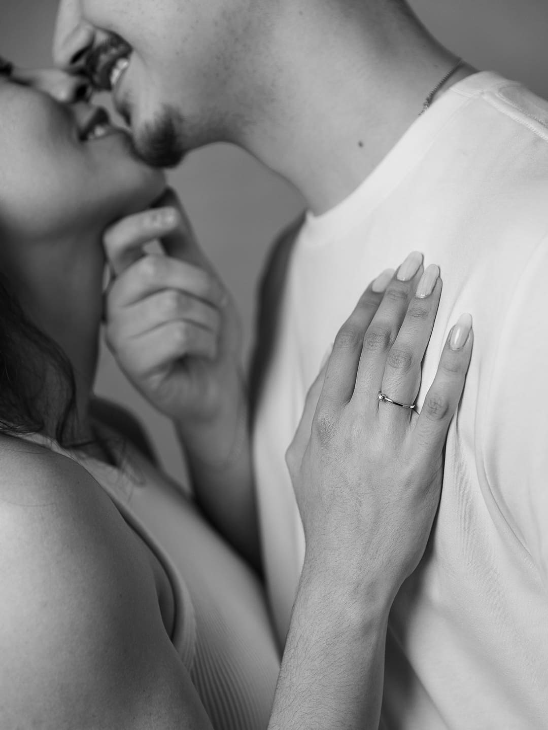 Fotografia de casal em estúdio em São Paulo, com direção para criar imagens espontâneas e cheias de personalidade. Um ensaio para celebrar a conexão e os momentos vividos juntos.