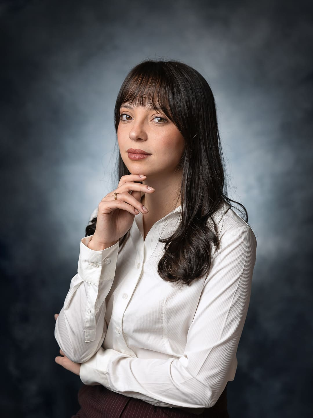 Ensaio corporativo feminino em estúdio no Tucuruvi, São Paulo, para advogada. Retratos profissionais que transmitem credibilidade, confiança e autoridade, fortalecendo sua imagem profissional e presença digital.