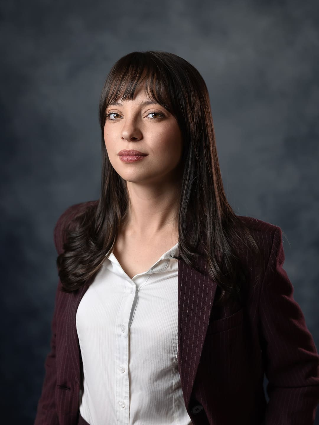 Ensaio corporativo feminino em estúdio no Tucuruvi, São Paulo, para advogada. Retratos profissionais que transmitem credibilidade, confiança e autoridade, fortalecendo sua imagem profissional e presença digital.