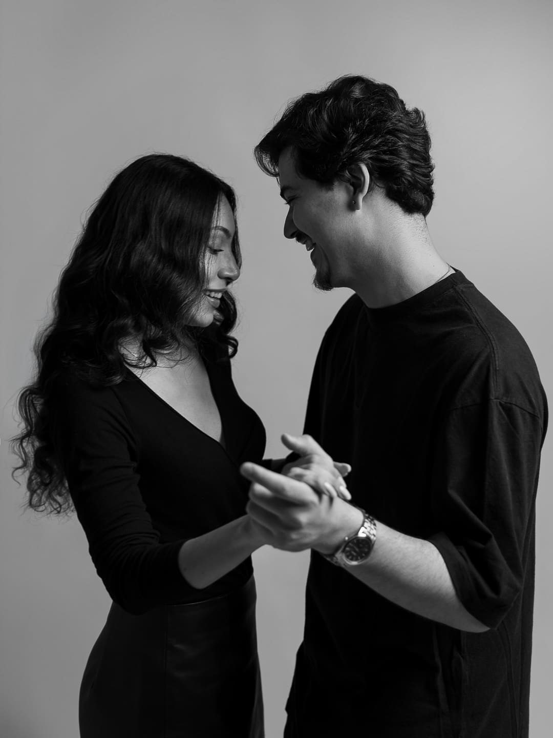 Fotografia de casal em estúdio em São Paulo, com direção para criar imagens espontâneas e cheias de personalidade. Um ensaio para celebrar a conexão e os momentos vividos juntos.
