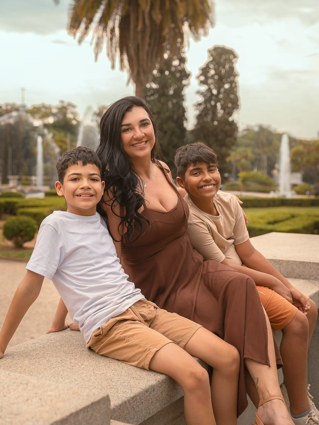Ensaio fotográfico de família em São Paulo, realizado no Parque da Independência. Retratos naturais de mãe e filhos para guardar a beleza e o afeto dessa fase da vida.