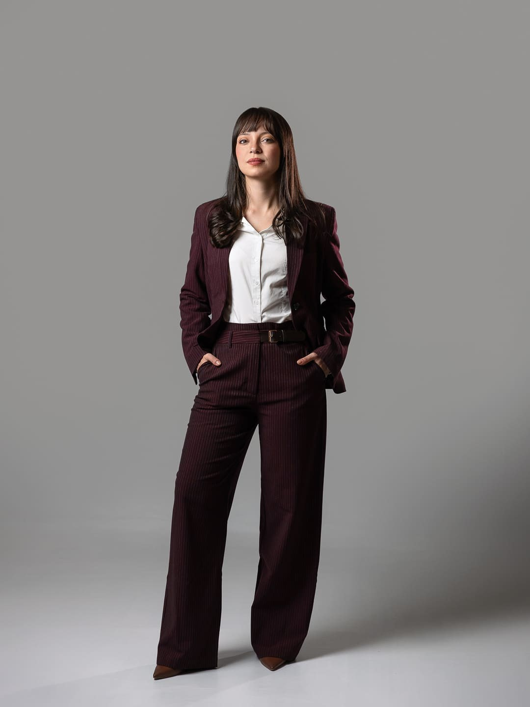 Ensaio corporativo feminino em estúdio no Tucuruvi, São Paulo, para advogada. Retratos profissionais que transmitem credibilidade, confiança e autoridade, fortalecendo sua imagem profissional e presença digital.