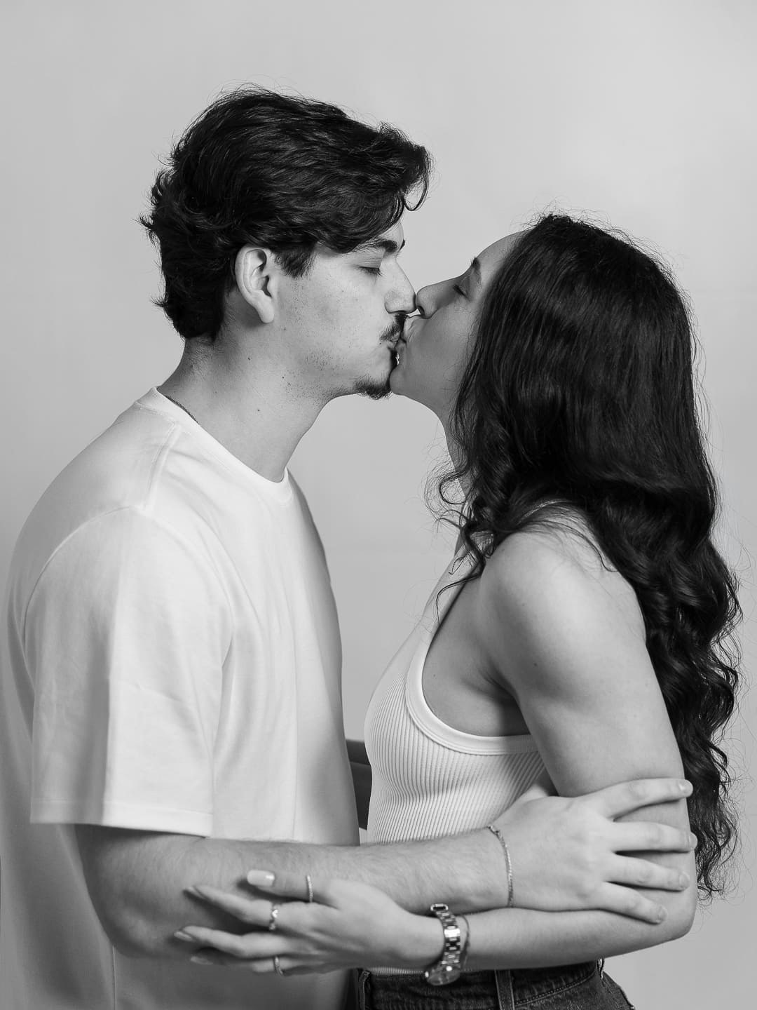Fotografia de casal em estúdio em São Paulo, com direção para criar imagens espontâneas e cheias de personalidade. Um ensaio para celebrar a conexão e os momentos vividos juntos.