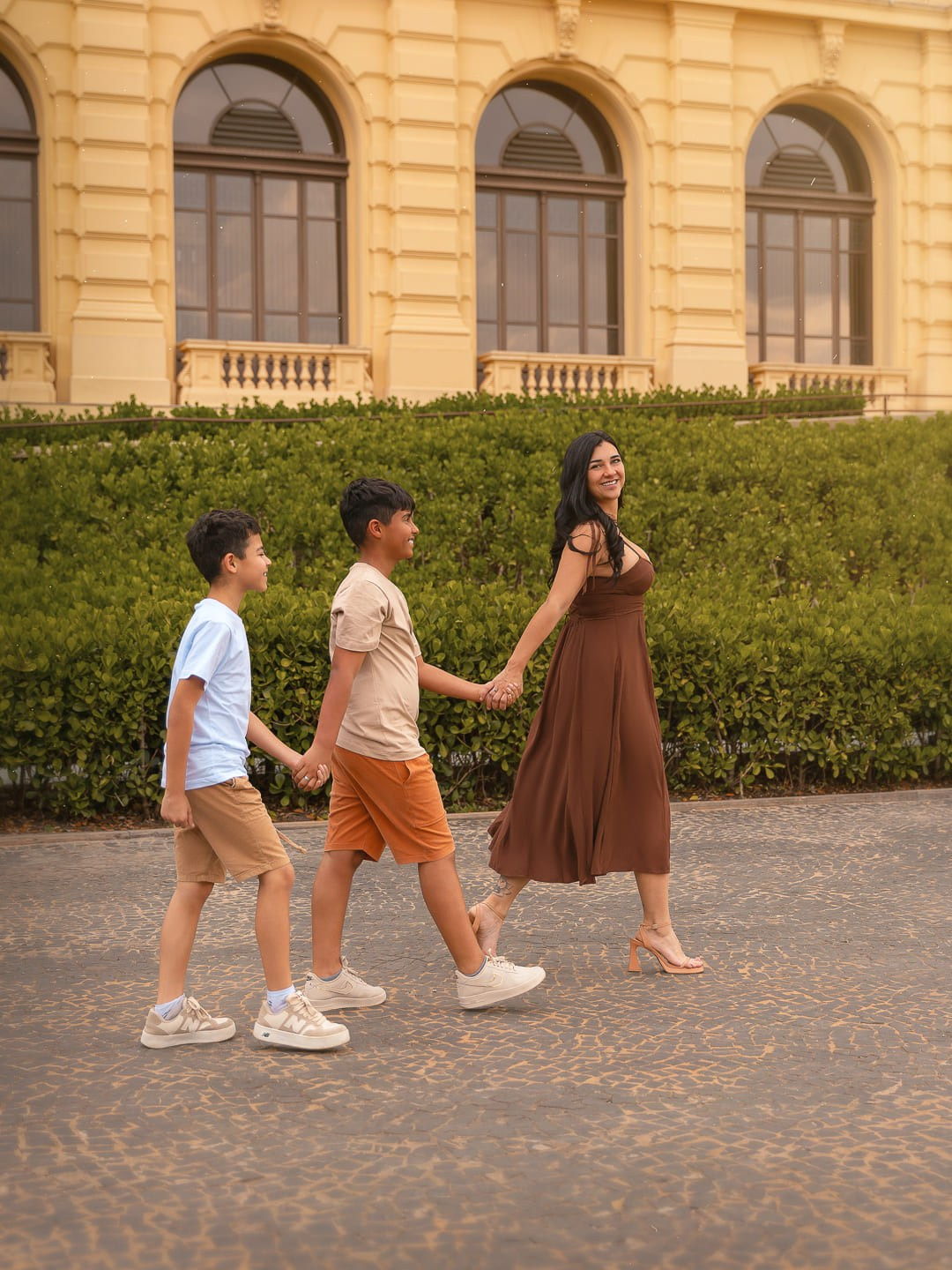 Fotografia de mãe e filhos no Parque da Independência, em São Paulo. Um ensaio externo para registrar carinho, cumplicidade e momentos espontâneos em família.