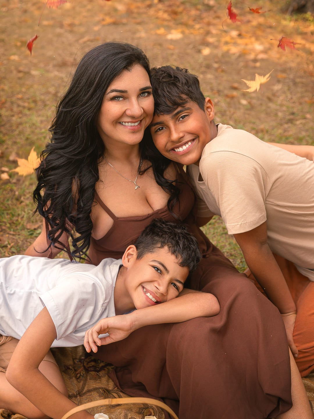 Ensaio de família no Parque da Independência, em São Paulo, registrando a conexão entre mãe e filhos. Fotografia de família natural e afetiva para transformar momentos juntos em memórias.