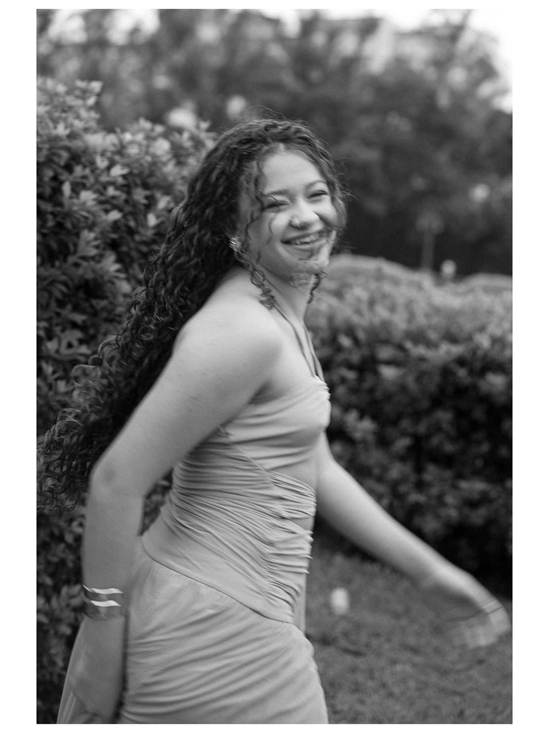 Fotografia feminina no Parque da Independência em São Paulo, com registros naturais e elegantes. Um ensaio pessoal para valorizar sua autoestima e transformar uma fase especial em memória.