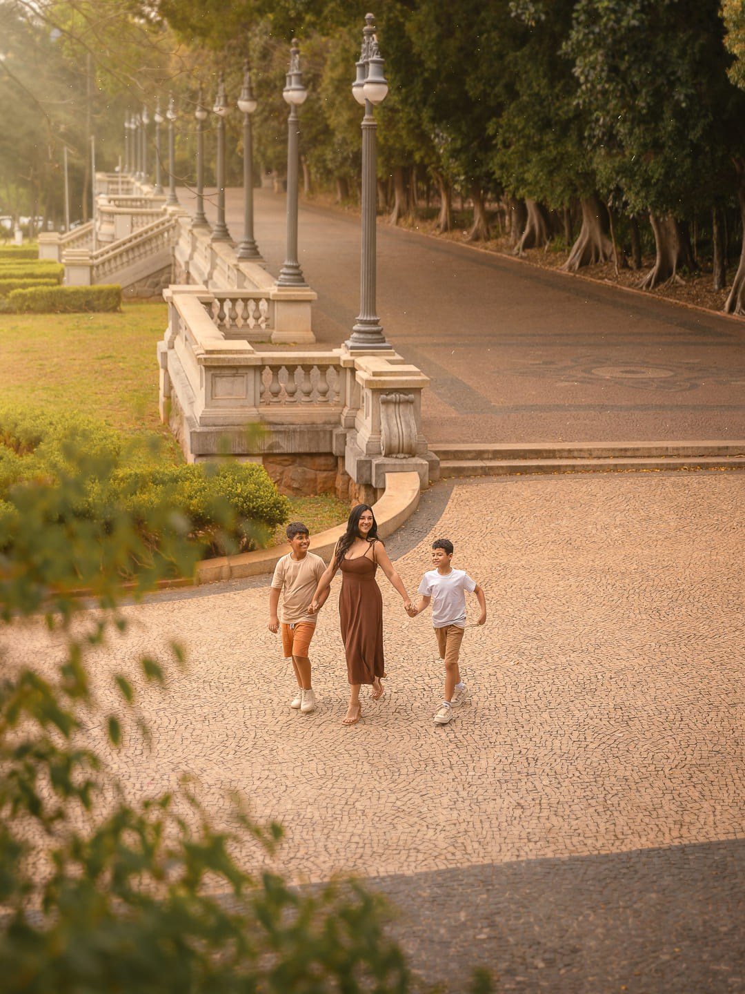 Ensaio externo de mãe e filhos no Parque da Independência, São Paulo. Fotografia de família com registros espontâneos, leves e cheios de conexão para preservar memórias especiais.