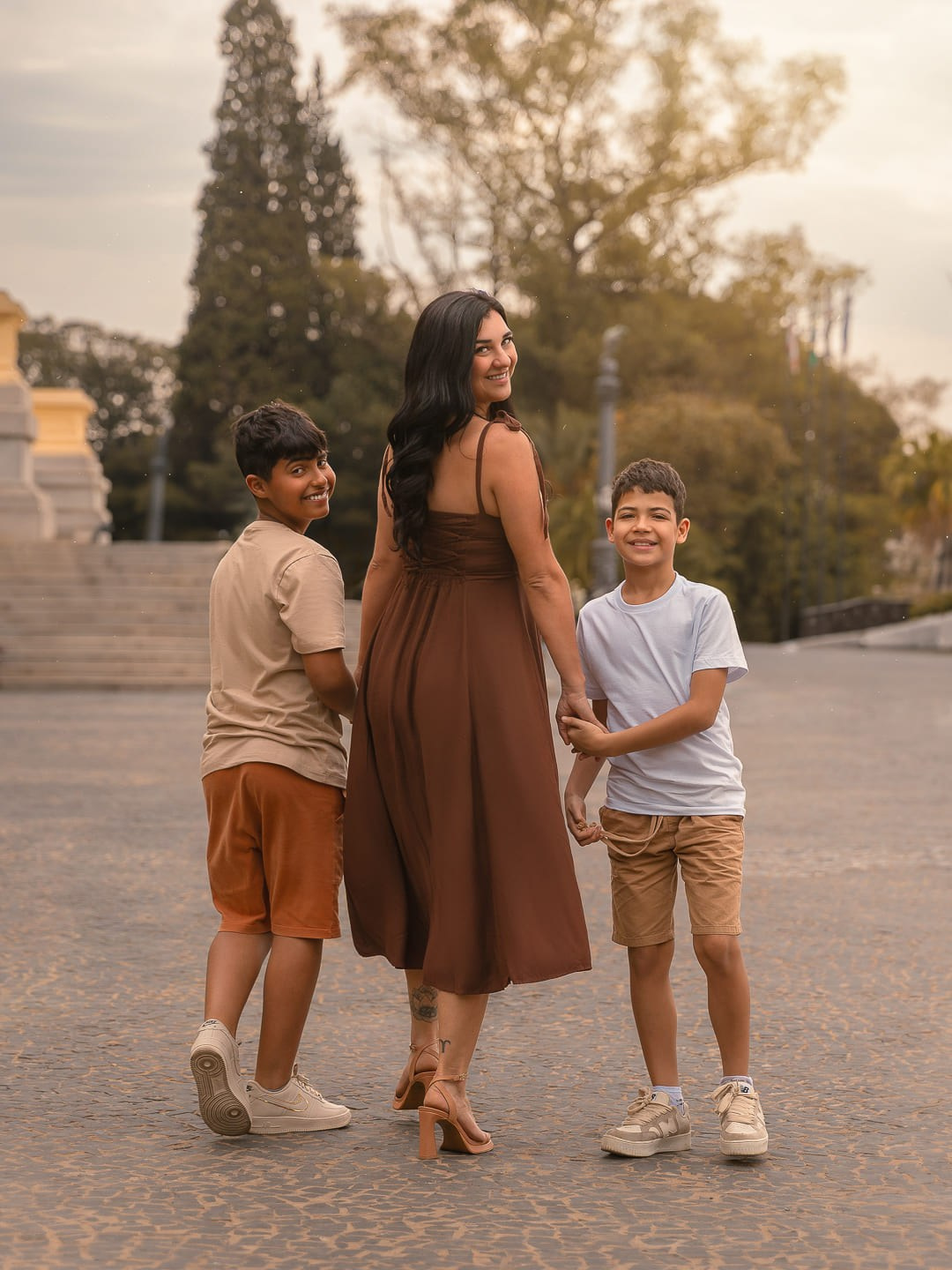 Ensaio externo de mãe e filhos no Parque da Independência, São Paulo. Fotografia de família com registros espontâneos, leves e cheios de conexão para preservar memórias especiais.
