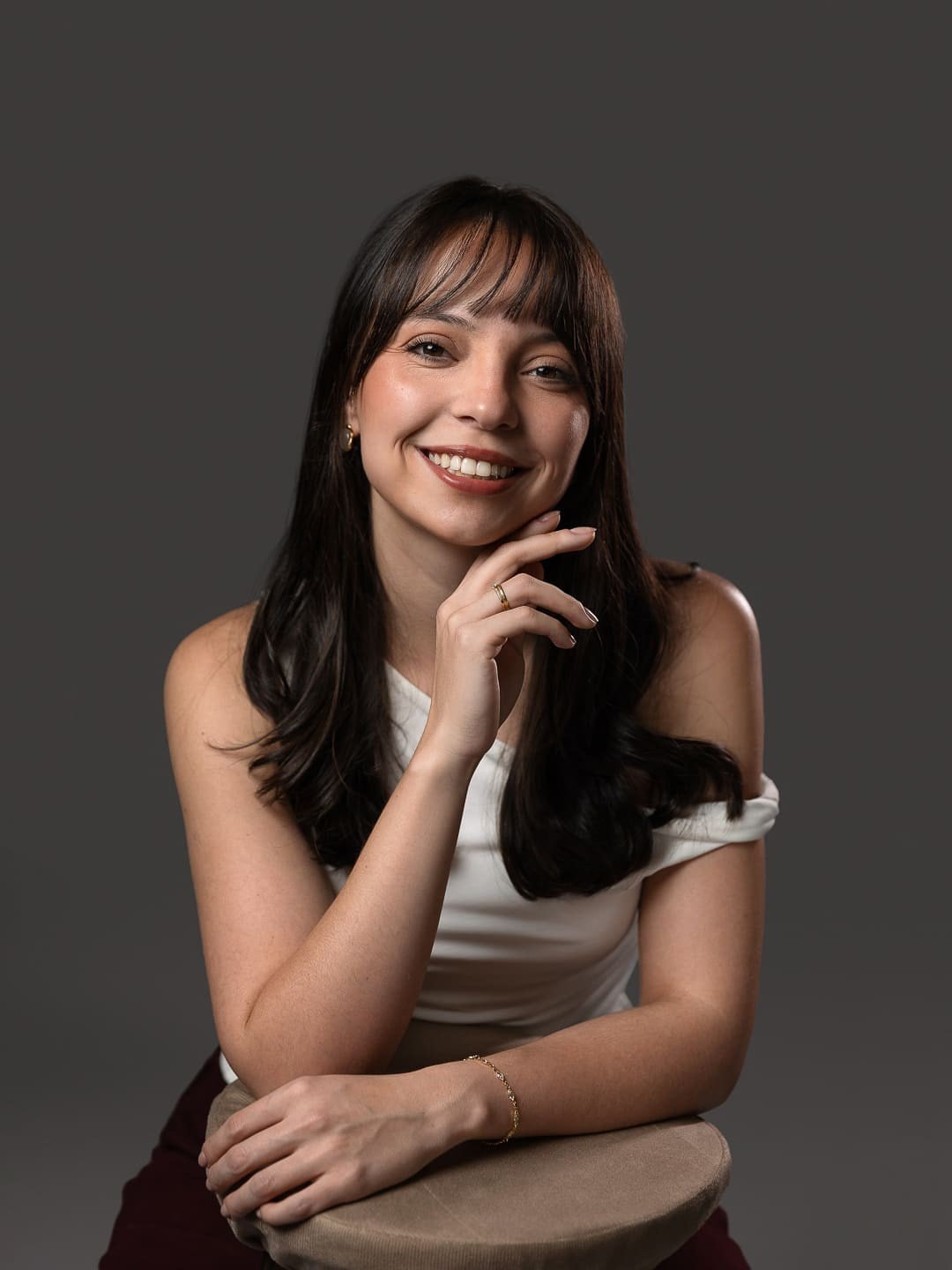 Ensaio corporativo feminino em estúdio no Tucuruvi, São Paulo, para advogada. Retratos profissionais que transmitem credibilidade, confiança e autoridade, fortalecendo sua imagem profissional e presença digital.