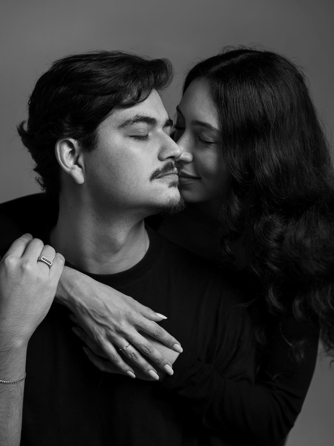 Ensaio fotográfico de casal em São Paulo, realizado em estúdio. Retratos românticos e naturais que valorizam a história, a personalidade e a conexão de cada casal.