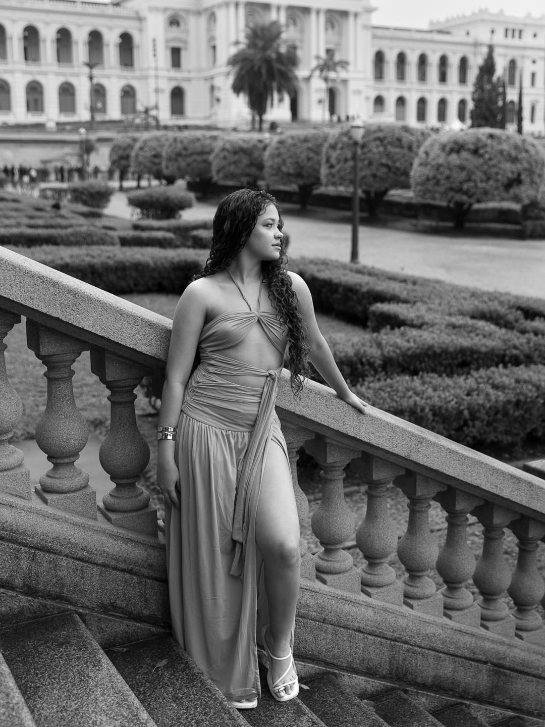Ensaio fotográfico feminino em São Paulo para comemorar aniversário ou simplesmente celebrar você. No Parque da Independência, a natureza e a arquitetura criam o cenário para retratos cheios de personalidade.