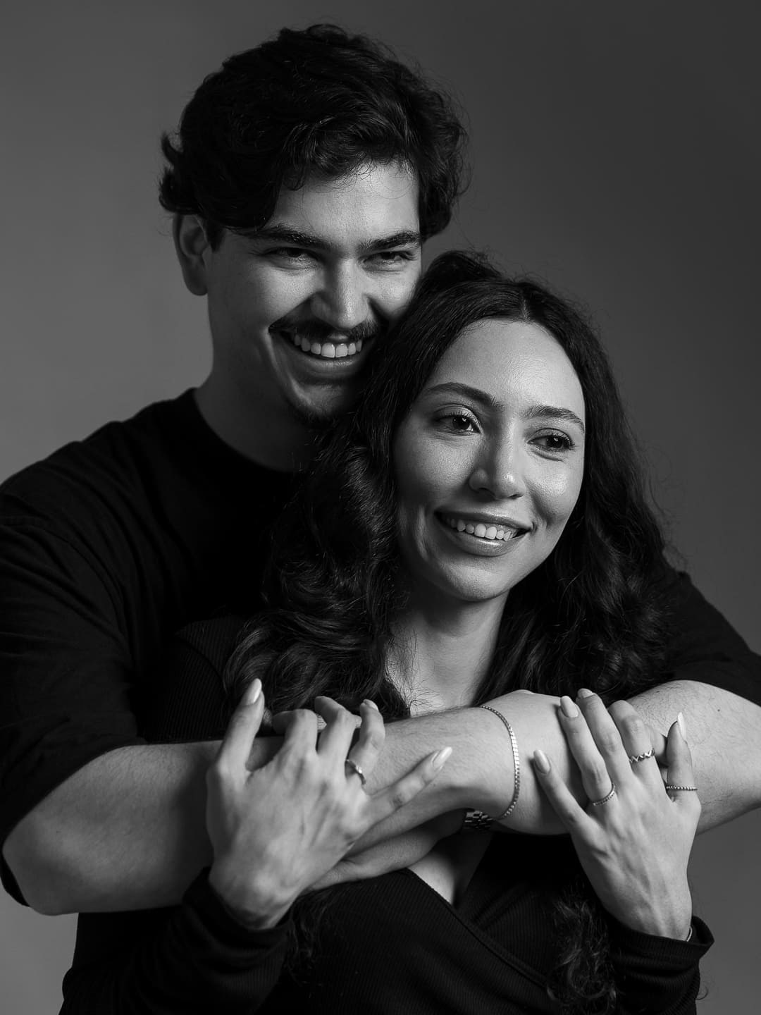 Ensaio de casal em estúdio em São Paulo para registrar amor, conexão e cumplicidade. Fotografia de casal com retratos naturais e autênticos para guardar essa fase da história a dois.