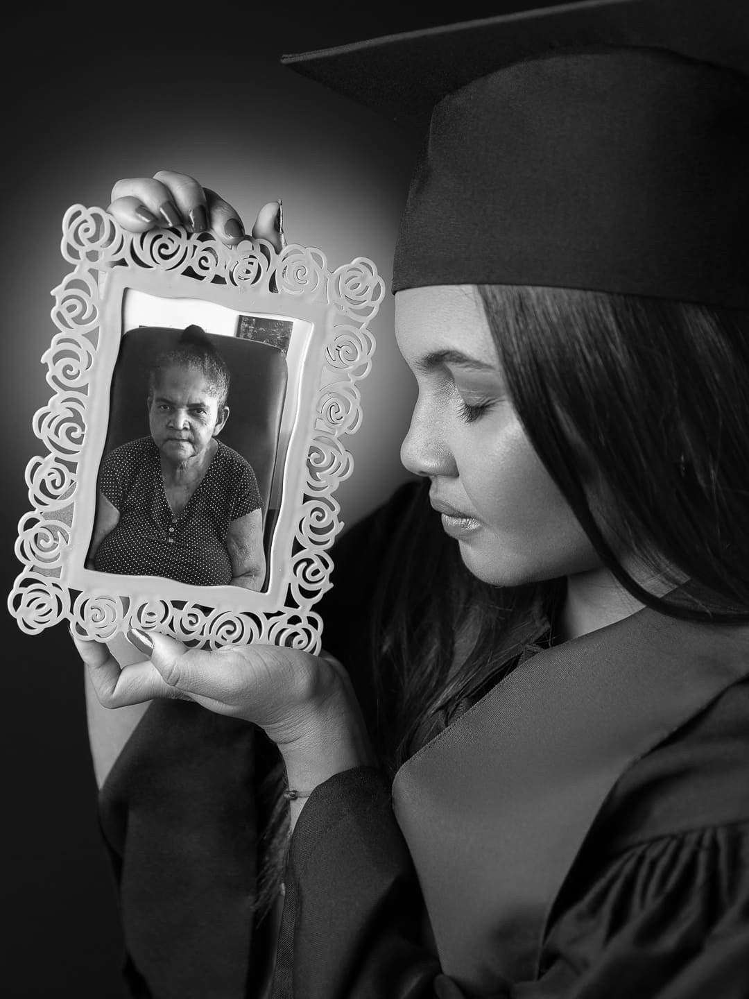 Retrato de formatura em São Paulo para celebrar anos de dedicação e uma grande conquista. Fotografia profissional para registrar sua história, seu orgulho e o início de uma nova fase.