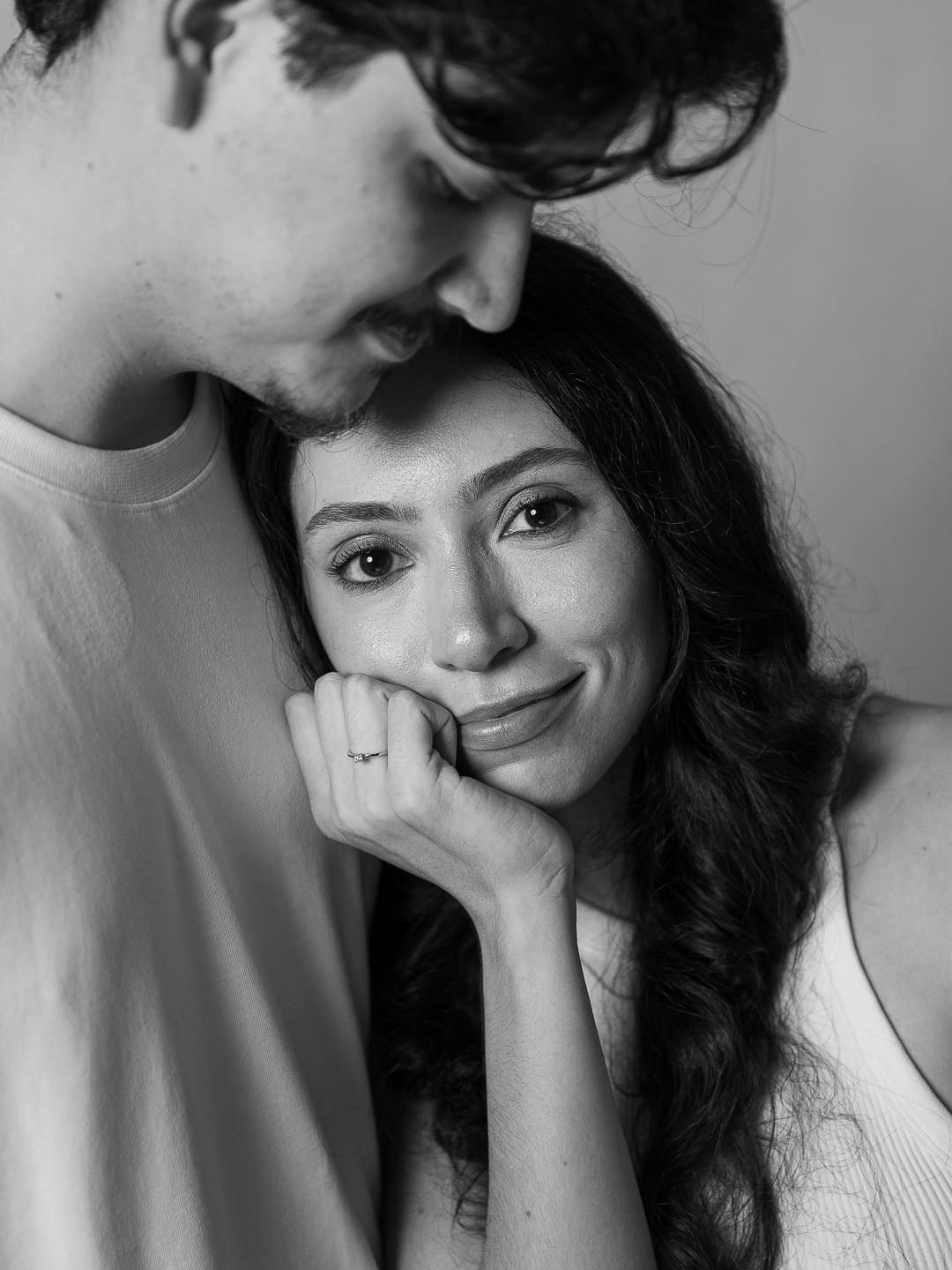 Ensaio de casal em estúdio em São Paulo para registrar amor, conexão e cumplicidade. Fotografia de casal com retratos naturais e autênticos para guardar essa fase da história a dois.