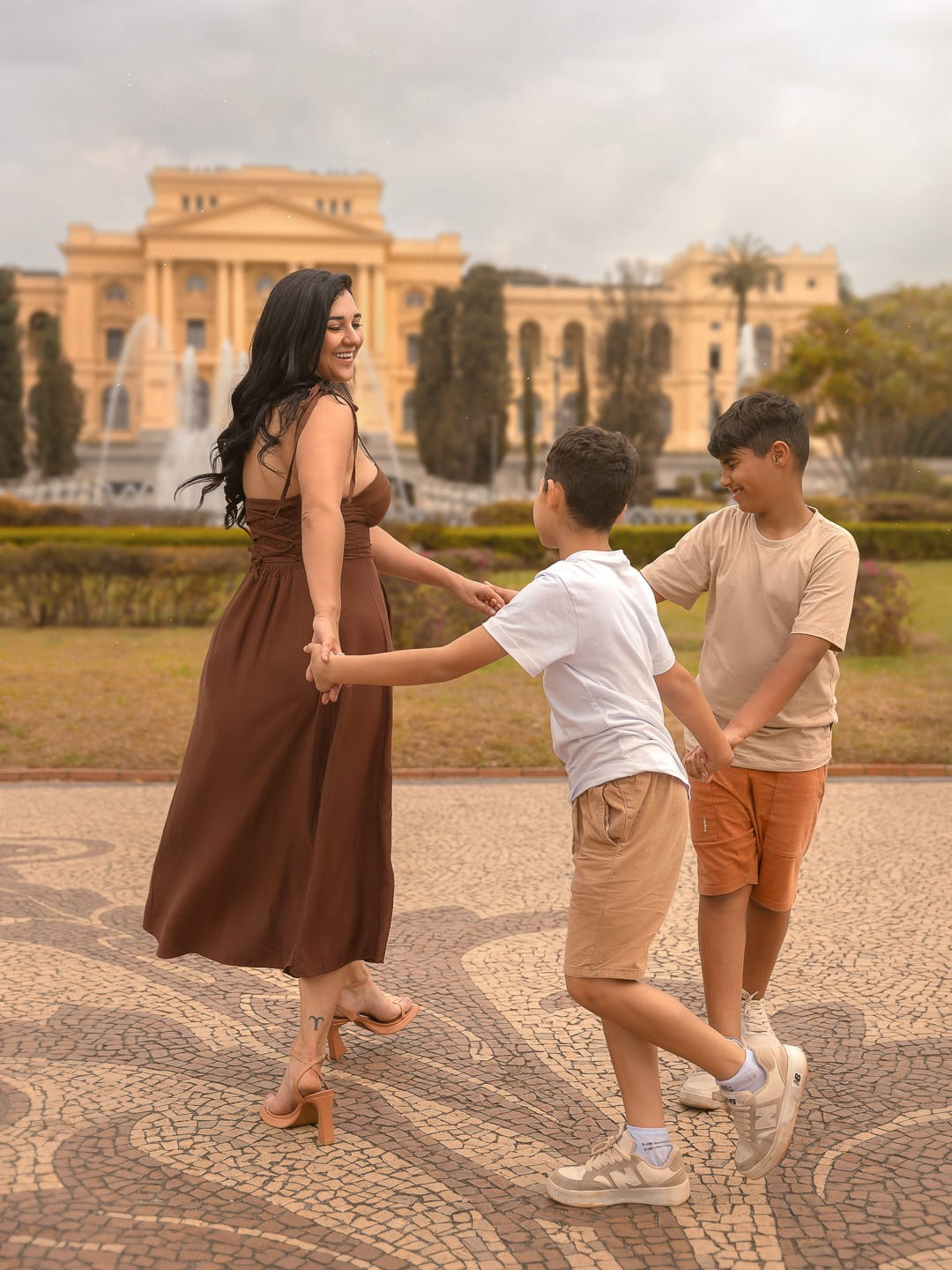 Fotografia de mãe e filhos no Parque da Independência, em São Paulo. Um ensaio externo para registrar carinho, cumplicidade e momentos espontâneos em família.